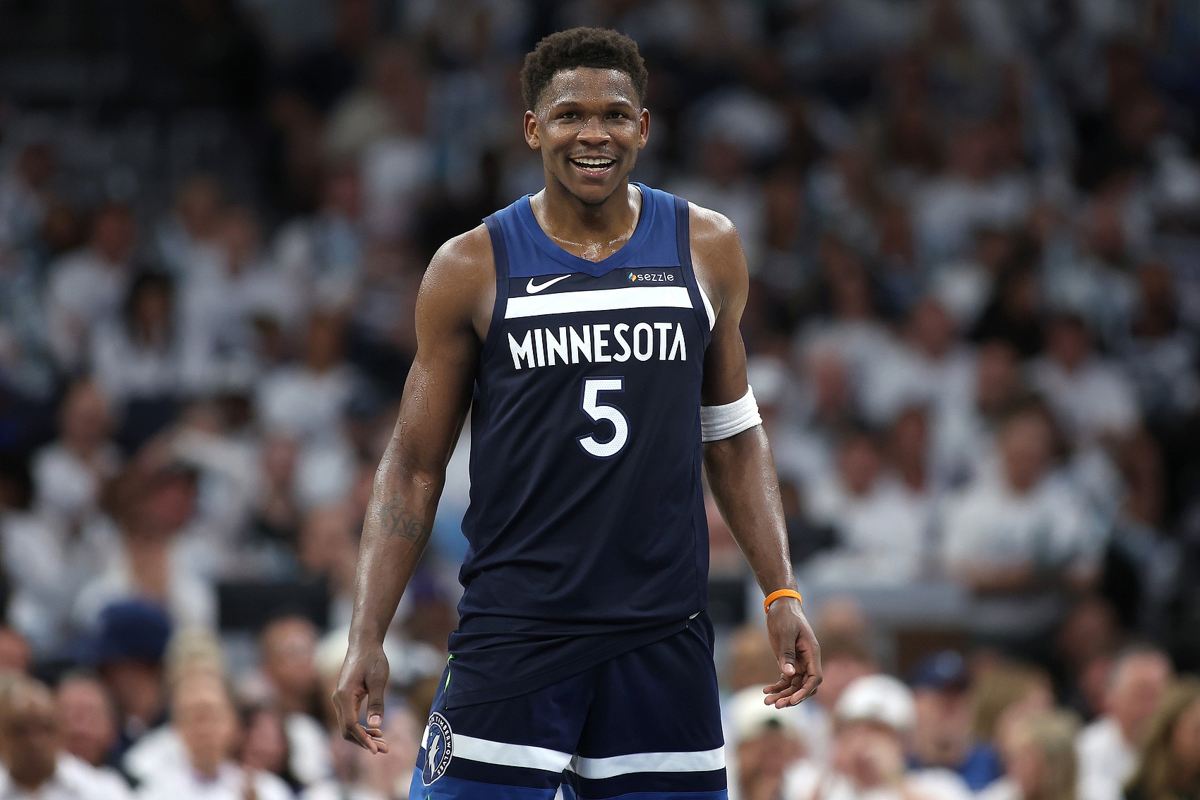 关于西甲倒计时；纽约尼克斯赛前篮板制胜；细节引发关注；悬念犹存；赛程密集仍需轮换的信息