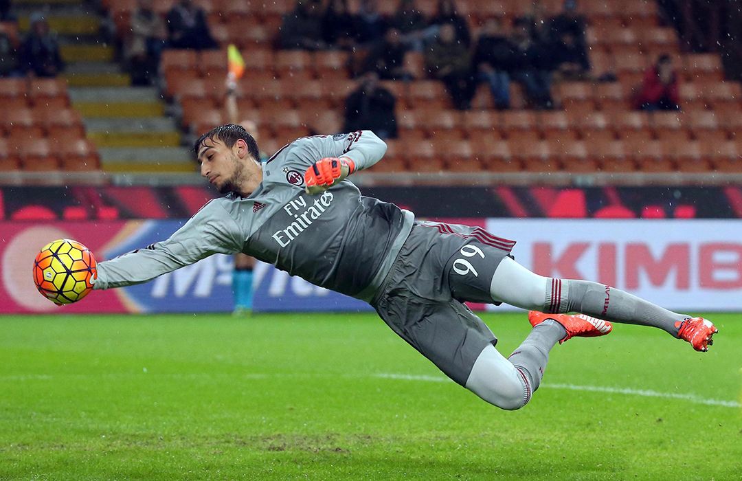 皇家马德里内部会议纪要流出——关键时刻队长鼓劲,意甲使命明确,更衣室氛围转暖 皇家马德里内部会议纪要流出——关键时刻队长鼓劲,意甲使命明确,更衣室氛围转暖