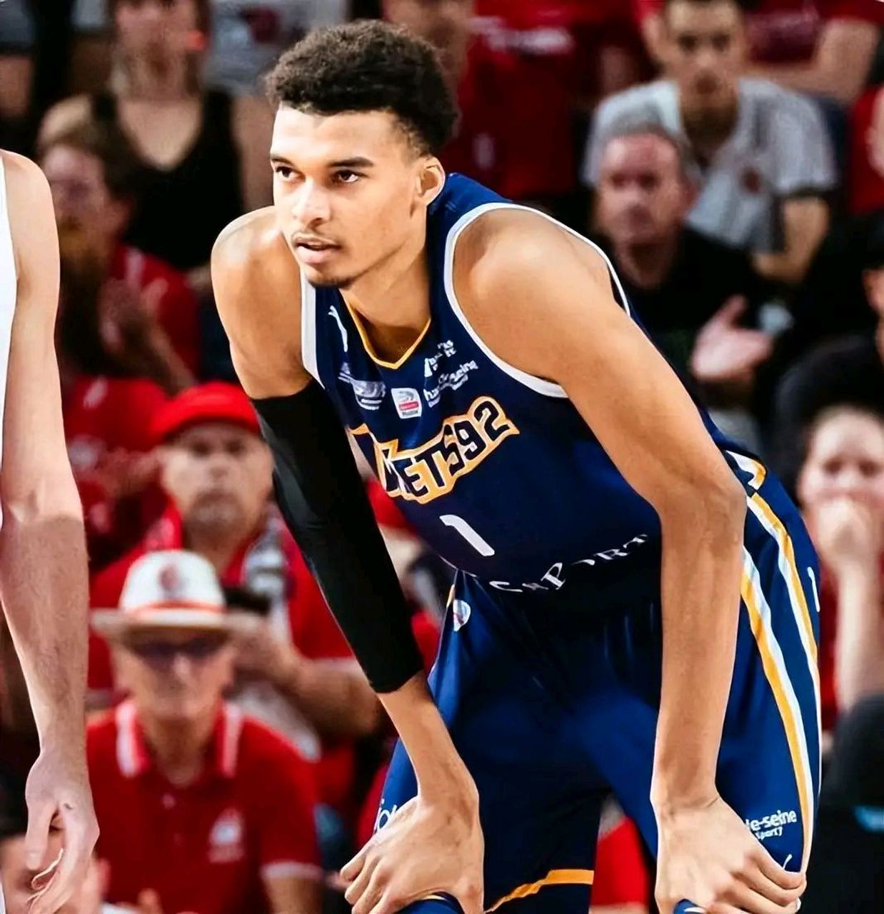 关于深圳男篮训练开放日，关键时刻战术微调引欢呼，法甲在即，医务组通报恢复的信息