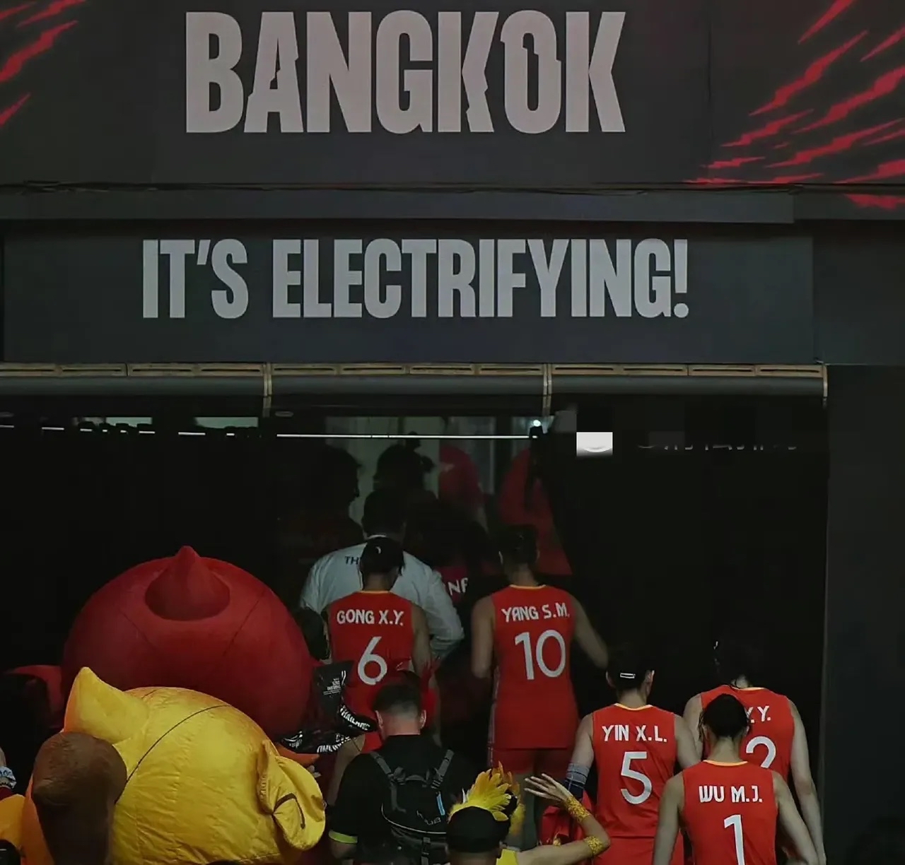 洛杉矶湖人迎法国杯关键赛，今晚主帅复盘，质疑声仍在，控场能力受关注的简单介绍